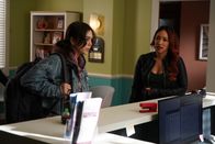 The Flash – Sue Dearbon (Natalie Dreyfuss, l.); Iris West-Allen (Candice Patton, r.)