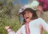 Unsere kleine Farm – Entsetzt weicht Mrs. Oleson (Katherine McGregor) vom Seeufer zurück. Denn im Wasser planscht ein nackter, schwarzer Mann.