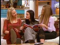 Friends – Phoebe (Lisa Kudrow, l.), Monica (Courteney Cox, M.) und Rachel (Jennifer Aniston, r.) blättern gemeinsam im "Playboy" und diskutieren aus, welche der abgebildeten Frauen am schönsten ist.