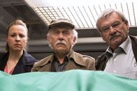 Rentnercops – Mord oder Selbstmord: Edwin (Tilo Prückner, M.), Günter (Wolfgang Winkler, r.) und Vicky Adam (Katja Danowski, l.) können sich nicht einigen.