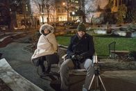Elementary – Watson (Lucy Liu, l.) muss mal wieder einem ungewöhnlichen Hobby von Holmes (Jonny Lee Miller, r.) frönen. Doch viel Zeit dafür bleibt nicht, denn die beiden werden bald zu einem Mordfall gerufen, bei dem eine Frau ums Leben kam, die ausschließlich ihren Hund im Testament bedacht hat ...