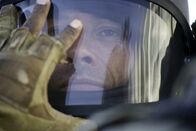 Tödliches Kommando - The Hurt Locker – Bereitet sich auf die Bombenentschärfung vor: Sergeant Matt Thompson (Guy Pearce).