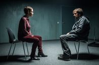 Tatort – Dr. Sonja Roth (Stephanie Japp) vom psychologischen Care-Team betreut den Fernbusfahrer Beni Gisler (Michael Neuenschwander).
