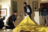 Criminal Minds – Hoffen, am Tatort Hinweise auf den Mörder zu finden: Rossi (Joe Mantegna, M.) und Reid (Matthew Gray Gubler, 2.v.l.) ...