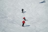 Hoagascht – Moderatorin Conny Bürgler und Rudi Mathies (aeltester Skilehrer am Arlberg) beim Skifahren im Skigebiet Zürs am Arlberg