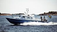 Mord im Mittsommer – Thomas (Jakob Cedergren) und Mia (Sandra Andreis) pendeln bei ihren Ermittlungen über die See der Schären zwischen der Stadt und Sandhamn.