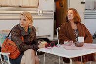 Danni Lowinski – Dannis' (Annette Frier, l.) neue Mandantin Ulla Bode (Traute Hoess, r.) arbeitet als Prostituierte in einem Campingwagen. Nun erweitert die Stadt Köln den Sperrbezirk und Ulla und ihre Genossinnen sollen weichen - und zwar zum Containerbahnhof, wo Zuhälter ein unbarmherziges Regiment führen. Kann Danni ihnen helfen?