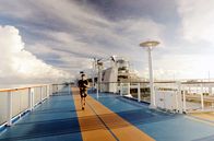 Viral Dreams – Lichttechniker Riley macht das Beste aus seiner Situation und genießt die Vorteile eines leeren Kreuzfahrtschiffs: Joggen an Deck.