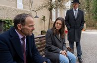 Sturm der Liebe – Maxi (Katharina Scheuba, M. mit Dirk Galuba, r.) ist betroffen über die Missstimmung zwischen ihrer Mutter und Markus (Timo Ben Schöfer, l.).