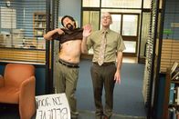 Community – Der arme Chang (Ken Jeong, l.) leidet an Gedächnisverlust. Daher bittet Studienleiter Pelton (Jim Rash, r.) die Lerngruppe bei weiteren medizinischen Untersuchungen mitzuhelfen, um die Ursache dafür heraus zu finden ...