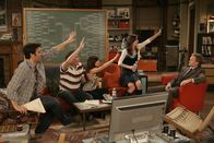 How I Met Your Mother – Alle müssen mithelfen, damit Barney (Neil Patrick Harris, r.) die Frau, die alle Frauen vor ihm warnt, findet: Ted (Josh Radnor, l.), Marshall (Jason Segel, 2.v.l.), Lily (Alyson Hannigan, M.) und Robin (Cobie Smulders, 2.v.r.) ...