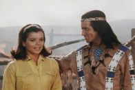 Winnetou und das Halbblut Apanatschi – Winnetou (Pierre Brice) ist froh, dass es gelungen ist Apanatschi (Uschi Glas) zu beschützen.