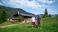 Berghütten mit Marcus Fahn – Von links: Adrian Meßmer, Katharina Pscheidl und Marcus Fahn vor der Oswaldhütte.