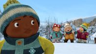 Snowsnaps' Winterspiele – Sami amüsiert sich über Jonas, der den Kinderhügel runterrutschen will.