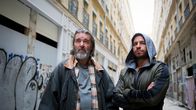 Springflut – Tom Stilton (Kjell Bergqvist, l.) und sein Freund Abbas (Dar Salim, r.) suchen in Marseille fieberhaft nach dem Mörder von Samira.