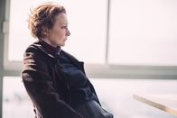 neoriginal: Survivors – Anita (Pia Lanciotti) ist zutiefst davon überzeugt, dass ihr Sohn Gabriele einem Verbrechen zum Opfer gefallen ist.
