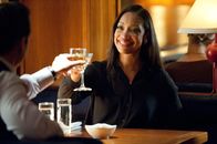 Suits – Harvey Specter (Gabriel Macht) und Kanzleichefin Jessica Pearson (Gina Torres) verbindet eine lange Geschichte – doch die Leitung der Kanzlei verlangt mehr als gegenseitiges Vertrauen. Gemeinsam müssen sie sich gegen Intrigen und Rivalitäten behaupten.