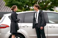 Tatort – Julia Ihle (Marlina Mitterhofer, links) führt mit ihrem Mann das Bestattungsunternehmen Ihle. Zu den Angestellten gehört auch Nils Schmelzer (Henning Flüsloh).