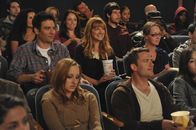 How I Met Your Mother – Ted (Josh Radnor, M.l.) glaubt, dass die Partnerwahr schwieriger wird, wenn man die 30 überschritten hat. Jeder hat da schon etwas Negatives erlebt und trägt einen Ballast mit sich herum. Darum versucht er herauszufinden, welche Art Ballast Royce (Judy Greer, M.r.) zu schaffen macht ...