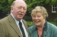 Inspector Barnaby – Woody (Robert Lang) und Evelyn Pope (Rosemary Leach), die Besitzer des traditionellen Puppentheaters und Freunde von Joyce Barnaby, sind die einzigen, die sich um den vermissten Gregory wirklich Sorgen machen.