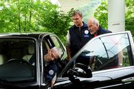 SOKO Stuttgart – Die Teilnehmer der Gefäßsportgruppe Peter Mörfeld (Oliver Breite, M.) und Frank Rossmann (Joerg Adae, r.) finden ihren betreuenden Arzt erschossen in seinem Auto auf. Ein Schock!