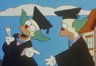 Die Simpsons – Krusty hat ein Clown-College eröffnet. Zu seiner Überraschung schreitet auch Homer zur Ausbildung und macht seine Sache überraschend gut.