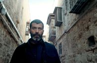 East Side – Geschickt und gut vernetzt bewegt Momi (Yehuda Levi) sich mühelos zwischen den gegensätzlichen Gemeinschaften Ost-Jerusalems hin und her, und nutzt dies zu seinem Vorteil.