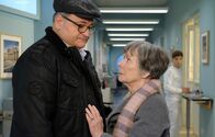 In aller Freundschaft – Luise Brenner (Monika Lennartz) ist enttäuscht von ihrem neuen Freund Wolfgang, der sie wegen einer Untersuchung in der Sachsenklinik angelogen hat. Luise hat ihn "in den Wind geschossen". Hans-Peter Brenner (Michael Trischan), der den Freunden seiner Mutter eigentlich per se skeptisch gegenübersteht, hat schon fast Mitleid mit dem fremden Mann.