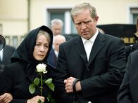 Der Winzerkönig – Thomas Stickler (Harald Krassnitzer) mit seiner Mutter Hermine (Christine Ostermayer) bei Begräbnis des Vaters.
