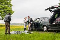 Hubert und Staller – Hubert (Christian Tramitz, r.) wurde von den Bienen in die Hand gestochen. Dr. Anja Licht (Karin Thaler) versorgt die Stiche mit einer Salbe, während sich Staller (Helmfried von Lüttichau, l.) ein Bild vom Unfallopfer macht.