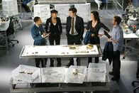 Bones - Die Knochenjägerin – (v.l.n.r.) Grayson (Sean Blakemore); Saroyan (Tamara Taylor); Lance (John Francis Daley); Dr. Montenegro (Michaela Conlin); Dr. Hodgins (T.J. Thyne)