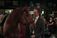 How I Met Your Mother – Möchte mit Ted um die Häuser ziehen, um eine legendäre Nacht nach der anderen zu erleben: Barney (Neil Patrick Harris) ...