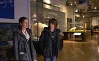 The Strain – Zach (Max Charles, r.) entwickelt immer mehr Interesse an Abby (Jocelyn Hudon, l.), während sein Vater an einer neuen Waffe baut ...