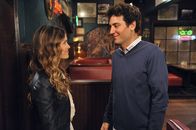 How I Met Your Mother – Während Marshall und Lily endlich ein Kind wollen, trifft Ted (Josh Radnor, l.) erneut auf Cindy (Rachel Bilson, l.) und erfährt eine schockierende Neuigkeit ...