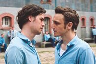Große Freiheit – Grosse Freiheit Liebe hinter Gittern: Thomas Prenn als Oskar, Franz Rogowski als Hans Hoffmann