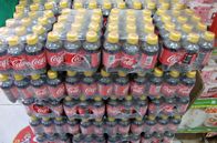 Coca-Cola und das Plastikproblem – PET-Plastikflaschen von Coca-Cola Beverages Philippines in einem Geschäft in Dumaguete, Philippinen