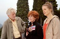Endlich Gardasee! – Davon hat Lotti (Cornelia Froboess, Mitte) immer geträumt: Endlich am Gardasee. Ihr Mann Heinz (Willem Menne) und Enkelin Eva (Julia Nachtmann) sind mit dabei.