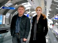 Tatort – Im Fall des getöteten Chinesen Tony Wang ermitteln die Kommissare Charlotte Sänger (Andrea Sawatzki) und Fritz Dellwo (Jörg Schüttauf) am Frankfurter Flughafen.