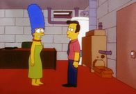 Die Simpsons – Marge (li.) meldet Reverend Lovejoy, dass Flanders verschwunden ist.