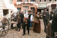 Ein Tag in... – Georg Schmidt (Leon Blaschke, Mi.) lebt wie Tausende andere Deutsche in Little Germany. Das Viertel auf der Lower East Side ist geprägt von deutschen Einwanderern, sogar Tageszeitungen erscheinen in deutscher Sprache.