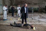 Tatort – In einem verlassenen Industriegelände wird der tote Obdachlose Gregor Aigner (Jonathan Fetka) gefunden. Zunächst sieht es für Moritz Eisner (Harald Krassnitzer, vorne) nach einer Tat im Obdachlosenmilieu aus.