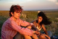 Bones & All – Bones and All Blick in die Ferne: Timothée Chalamet als Lee, Taylor Russell als Maren Copyright: SRF/2025 METRO-GOLDWYN-MAYER PICTURES INC