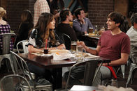 Two and a Half Men – Walden (Ashton Kutcher, r.) bittet die attraktive jedoch arbeitslose Schauspielerin Whitney (Lindsay Price, l.), sich für ein angemessenes Honorar als seine Freundin auszugeben, da er von echten Affären die Nase voll hat ...