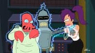 Futurama – Mit der Hilfe von Bender (M.) und Zoidberg (l.) versucht Leela (r.) das Crash-Rennen gegen die Idioten zu gewinnen, die sie beleidigt haben ...