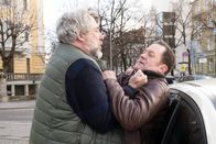 Die Chefin – Er wollte nur den tatverdächtigen Taxifahrer Bernd Küllstädt (Dieter Fischer, l.) befragen, da wird Paul Böhmer (Jürgen Tonkel, r.) von ebenjenem angegriffen.