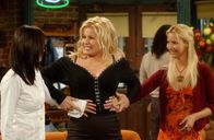 Friends – Können Amanda (Jennifer Coolidge, M.) nicht ausstehen und überlegen, wie sie ihr aus dem Weg gehen können: Pheobe (Lisa Kudrow, r.) und Monica (Courteney Cox, l.) ...