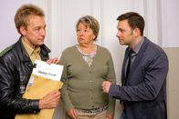 Die Rosenheim-Cops – Die Rosenheimer Ermittler (Max Müller, l.; Mark-Alexander Solf, r.) entdecken den Roman des Opfers bei Käthe Haase (Sarah Camp, m.), welcher ihnen einen entscheidenden Hinweis auf den Mörder liefert.