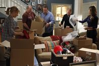 Modern Family – (v.l.) Claire (Julie Bowen), Jay (Ed O'Neill), Cameron (Eric Stonestreet), Mitchell (Jesse Tyler Ferguson) und Gloria (Sofia Vergara) sammeln Sachspenden für ihre Nachbarn, die durch ein Feuer ihr Haus verloren haben.
