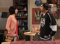 The Big Bang Theory – Eigentlich läuft es zwischen Raj (Kunal Nayyar, r.) und Lucy (Kate Micucci, l.) ganz gut, doch dann stößt Raj im Internet auf ihren Blog ...