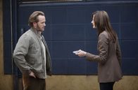 Castle – Kate (Stana Katic, r.) und ihr Team verdächtigen Marcus Gates (Lee Tergesen, l.) des Mordes. Es gibt nur ein Problem, denn er hat ein Alibi ...